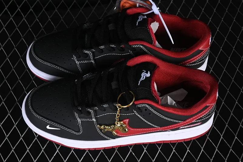 All categories Nk SB Dunk Series Nk SB Dunk Low High-end customized low-top sneakers Nike SB Dunk Low Limited to the Year of the Horse Black and red, make money immediately High-end customized low-top casual sneakers AJ6817-005